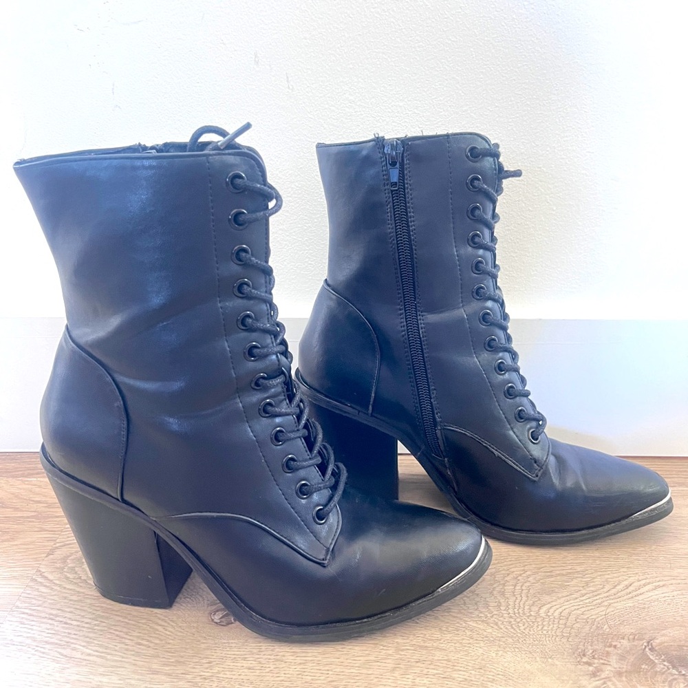 New Look brand zip up black boots. 3 1/2 inch heel.